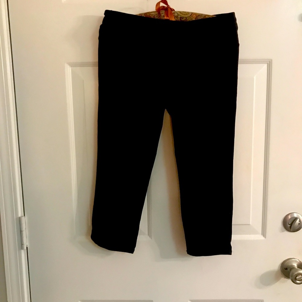 Athleta Black Capri Pants